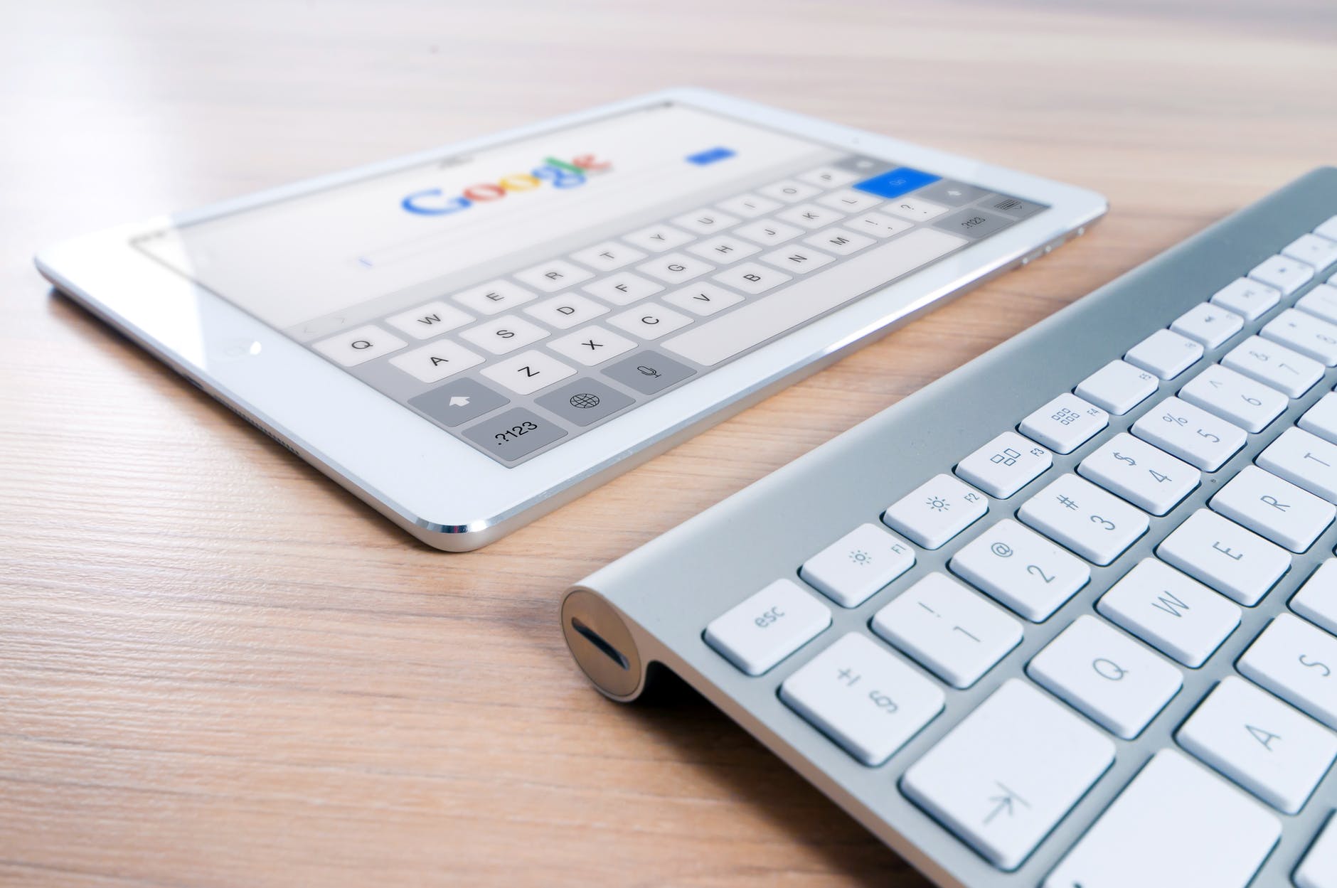 google, tablet, klávesnica