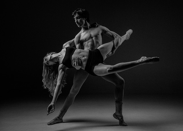 Balet, muž so ženou, harmónia, čiernobiele.jpg