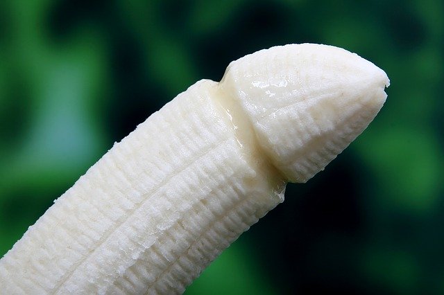 Banána v tvare penisu na zelenom pozadí 